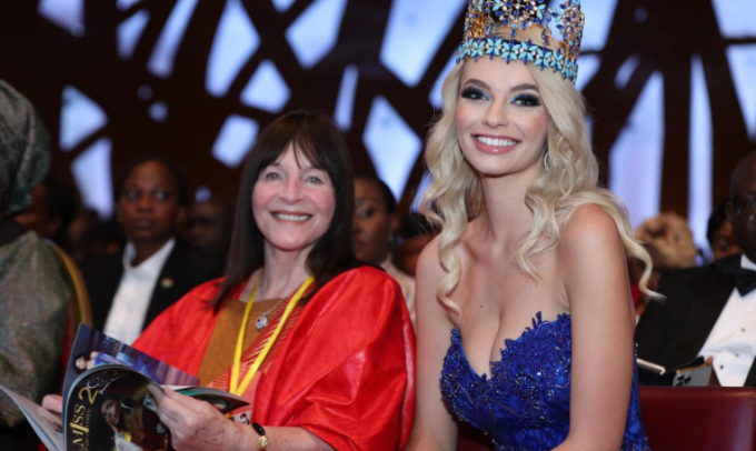 Chủ tịch Julia Morley và đương kim Hoa hậu Thế giới Karolina Bielawska. Ảnh: Miss World.