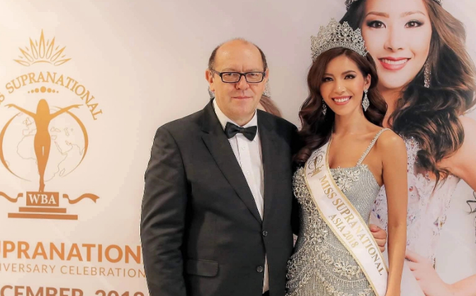 Minh Tú chụp ảnh cùng Chủ tịch Hoa hậu Siêu quốc gia.