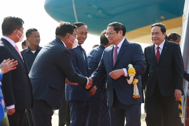         Đại diện Chính phủ Campuchia đón Thủ tướng Phạm Minh Chính tại sân bay quốc tế Phnom Penh - Ảnh: Nhật Bắc        