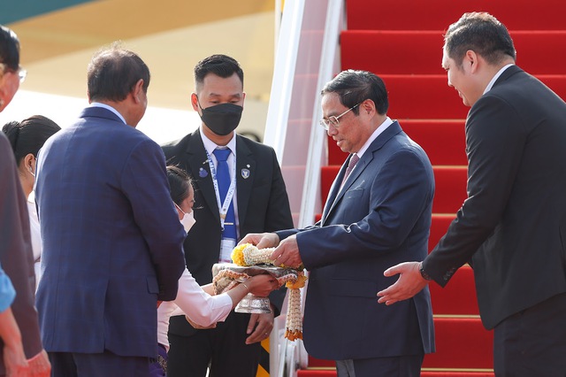         Thủ tướng Phạm Minh Chính nhận hoa chúc mừng tại sân bay quốc tế Phnom Penh - Ảnh: Nhật Bắc        