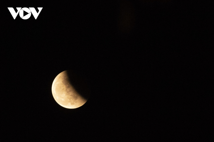 Khoảng 30 phút sau, mặt trăng bắt đầu lộ rõ ra nhưng người dân Hà Nội không thể nhìn thấy mặt trăng có màu đỏ.