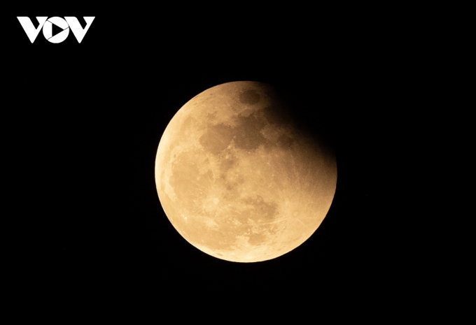 Đến khoảng 20h, mặt trăng lên cao và có thể quan sát rõ bằng mắt thường.