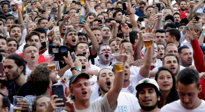 Tại World Cup năm nay ở Qatar, cổ động viên chỉ có thể mua bia hoặc phiên bản không cồn của Budweiser cùng sản phẩm của Coca Cola - một nhà tài trợ giải đấu khác.