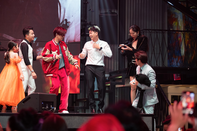 Đông đảo nghệ sĩ khán giả lên tham gia trò chơi cùng Ngô Kiến Huy tại buổi ra mắt MV.