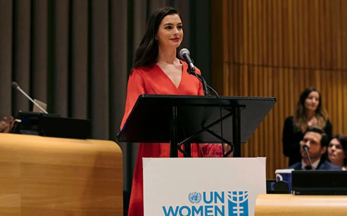   Diễn viên Anne Hathaway phát biểu trong vai trò Đại sứ thiện chí của UN Women. Nguồn ảnh: UN Women  