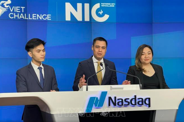 Đại sứ Đặng Hoàng Giang, trưởng Phái đoàn Việt Nam tại Liên Hiệp Quốc, cùng hai đại diện tiêu biểu của giới trẻ Việt Nam rung chuông mở màn phiên giao dịch tại thị trường chứng khoán Nasdaq, New York, Mỹ - Ảnh: TTXVN