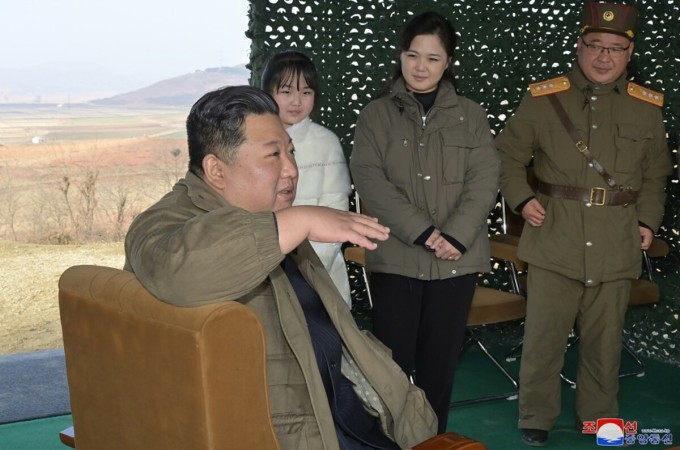   Lãnh đạo Kim Jong-un (ngoài cùng, bên trái) cùng con gái (thứ hai, từ trái sang) và phu nhân (thứ ba, từ trái sang) tại lán chỉ huy trong ảnh công bố ngày 19/11. Ảnh: KCNA.  