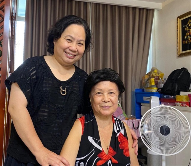 Bà Nguyễn Thị Yên (bìa phải) chụp cùng bà Vũ Kiều Oanh, cựu thư ký UBND tỉnh Lạng Sơn (ảnh chụp tháng 8 năm 2022). Ảnh: Duy Chiến