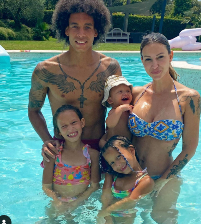 Cầu thủ Axel Witsel và vợ Rafaella cùng các con của mình. Ảnh :Sudinfo