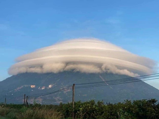   Hình ảnh mây thấu kính trên núi Bà Đen được lan truyền rộng rãi.  