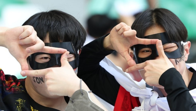 Mặt nạ của Son Heung Min gây sốt với cổ động viên Hàn Quốc