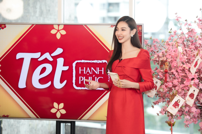 Hoa hậu Thùy Tiên chung tay mang niềm vui đến 2.000 công nhân.