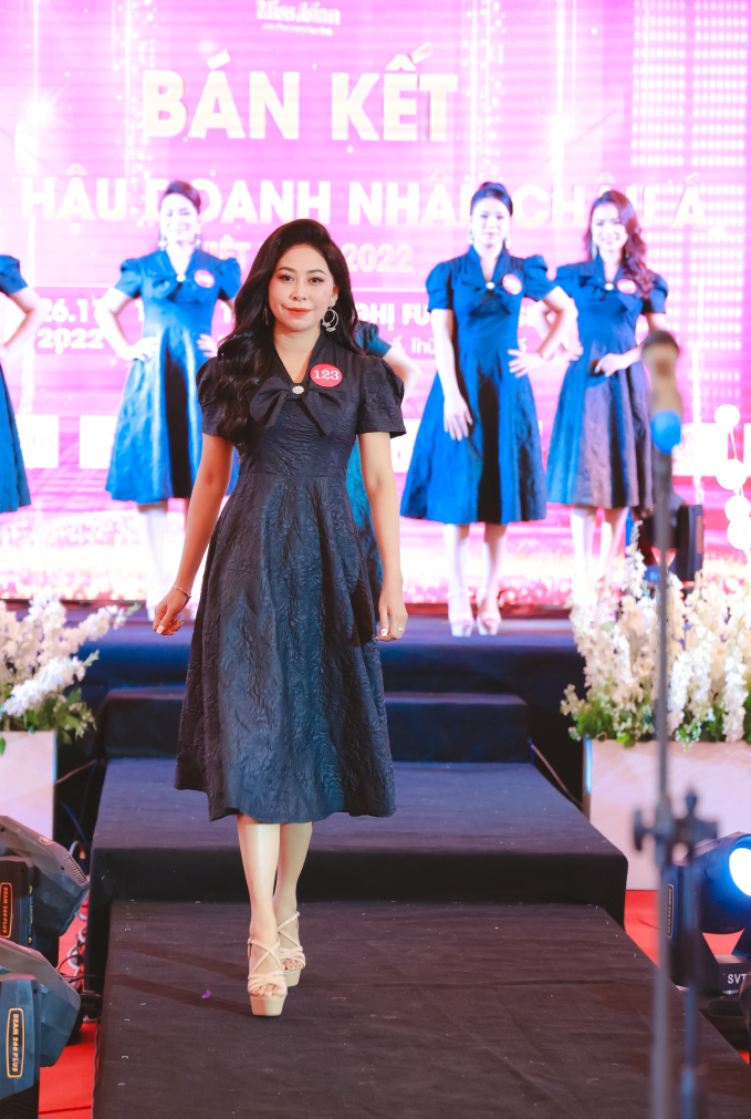 Thí sinh Hoa hậu Doanh nhân Châu Á Việt Nam 2022 trình diễn trang phục công sở của NTK Thân Hoàng Bích Thủy