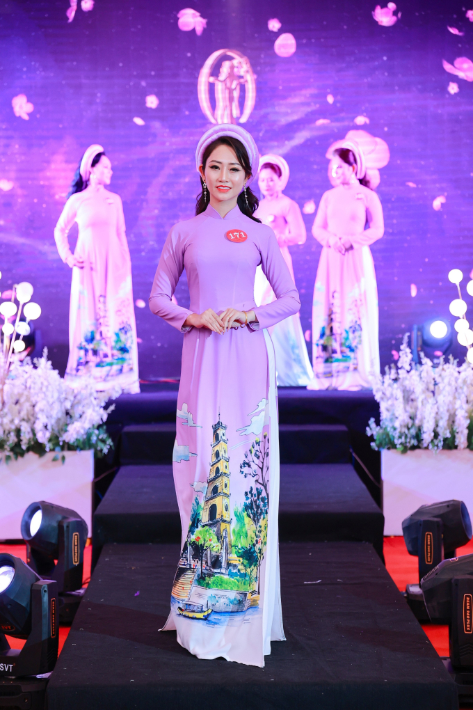 Thí sinh Hoa hậu Doanh nhân Châu Á Việt Nam 2022 sải bước thướt tha trong trang phục áo dài của NTK Tony Phạm