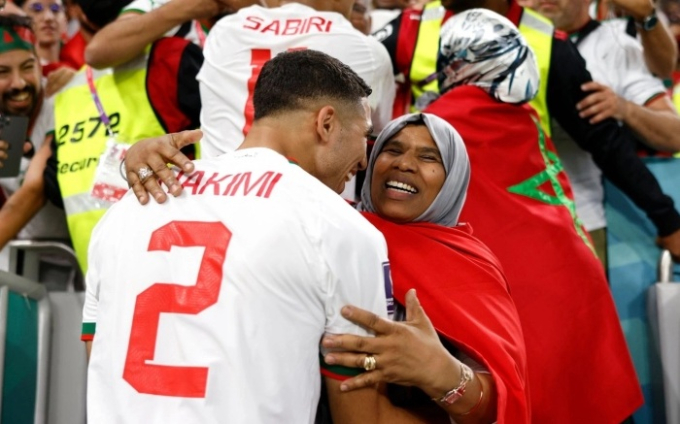   Mẹ Achraf Hakimi nở nụ cười hạnh phúc, ôm con trai mừng chiến thắng.  