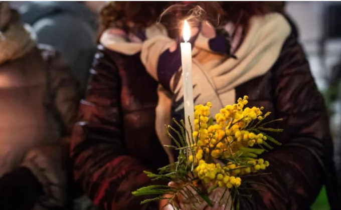   Một người phụ nữ cầm nến trong lễ rước đuốc chống lại vụ sát hại Anna Borsa vào ngày 1/3/2022 tại Pontecagnano Faiano, Ý. Ảnh: Getty Images  