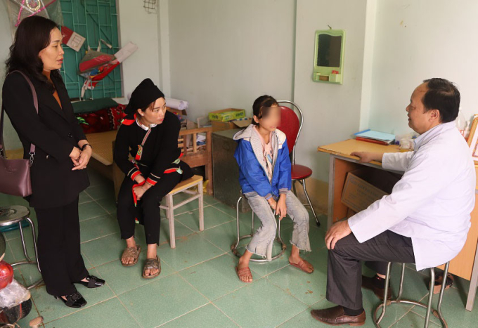 Đoàn công tác của Sở Y tế thăm khám cho học sinh mắc chứng rối loạn phân ly tập thể. Ảnh: Sở Y tế Cao Bằng