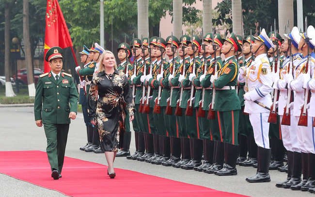 Bộ trưởng Bộ Quốc phòng Phan Văn Giang và Bộ trưởng Quốc phòng Czech Jana Cernochova duyệt đội Danh dự QĐND Việt Nam. Ảnh: TTXVN