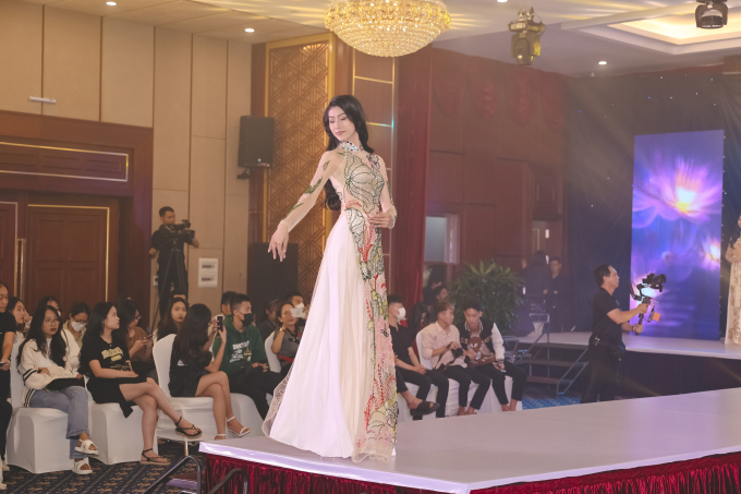 Thí sinh Hoa hậu Việt Nam Thời đại 2022 trình diễn trang phục áo dài.