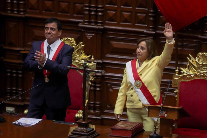 Phó Tổng thống Peru Dina Boluarte tuyên thệ nhậm chức ngày 7/12. Ảnh: Reuters