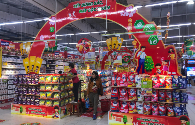   Nhằm phục vụ người tiêu dùng sắm Tết, các hệ thống siêu thị tại Hà Nội đồng loạt triển khai những chương trình giảm giá dịp cuối năm. (Ảnh: Việt Anh/Vietnam+)  