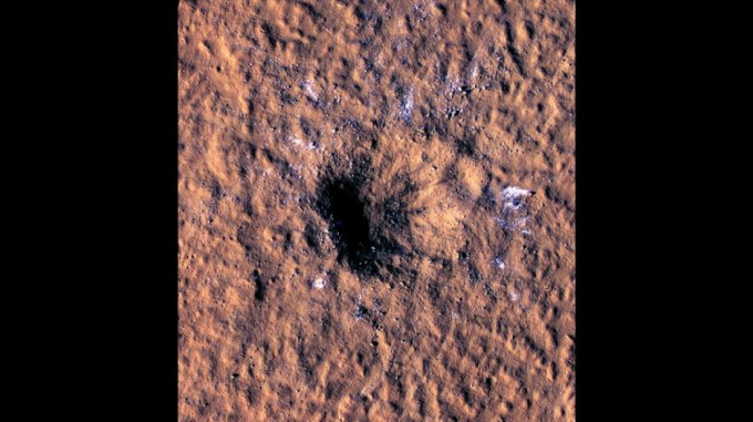 Miệng hố rộng 150m hình thành sau va chạm thiên thạch tại khu Amazonius Plannitia