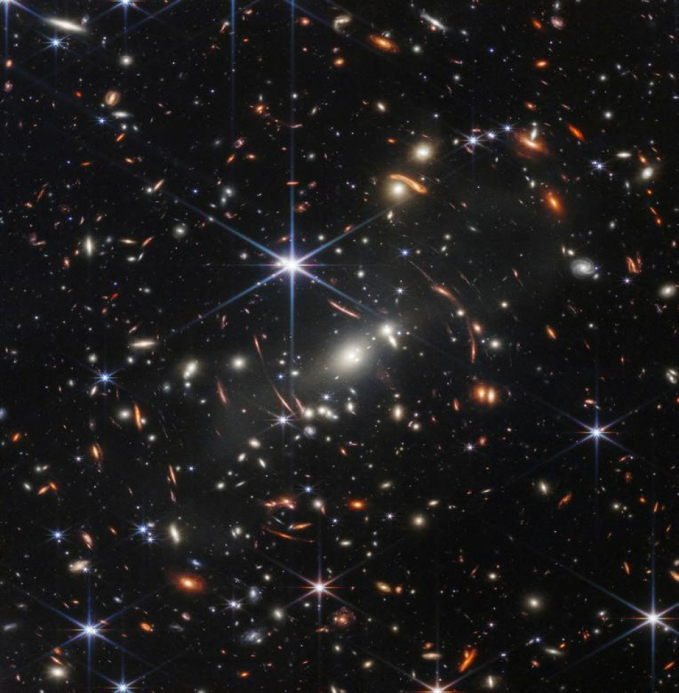 Cụm thiên hà SMACS 0723 cách Trái Đất 4.6 tỷ năm ánh sáng. 