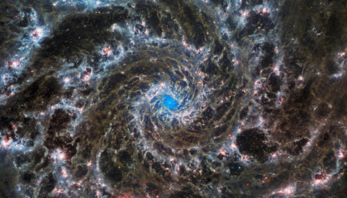 M74 còn gọi là thiên hà ma, là thiên hà xoắn ốc cách Trái Đất khoảng 32 triệu năm ánh sáng.
