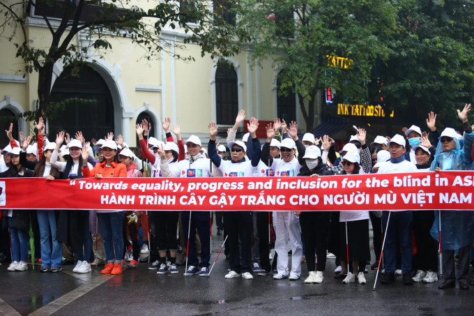 Bộ Kế hoạch Đầu tư tiếp tục lan toả Hành trình cây gậy trắng cho người mù Việt Nam