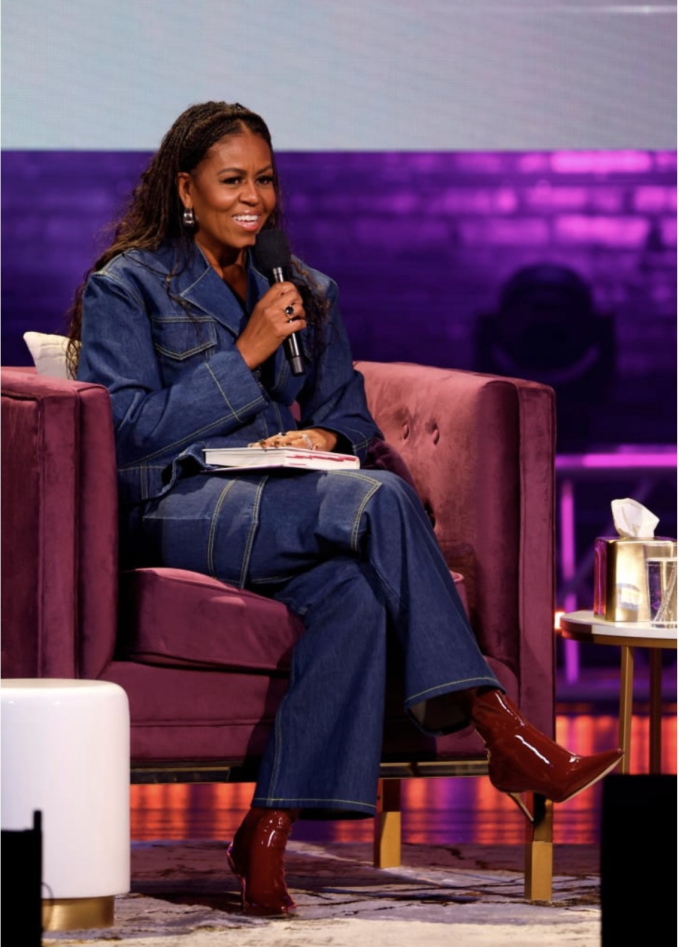Trong những lần tham gia các buổi diễn thuyết gần đây, bà Michelle Obama thường xuyên chọn những bộ cánh denim, áo liền quần với thiết kế năng động, cá tính.