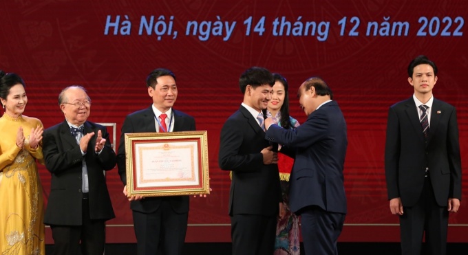   Nghệ sĩ Xuân Bắc nhận Huân chương lao động từ Chủ tịch nước Nguyễn Xuân Phúc. Ảnh: Hiểu Nhân  