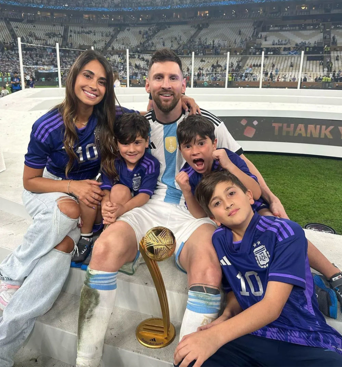   Messi ôm vợ con mừng vô địch World Cup  