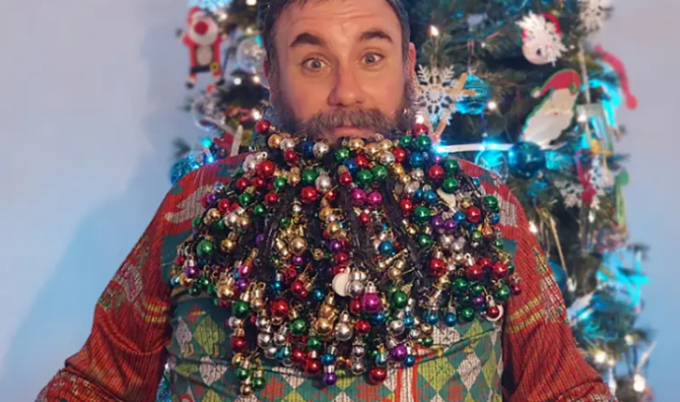 Người đàn ông lập kỷ lục Thế giới với bộ râu làm bằng hơn 700 đồ Giáng sinh