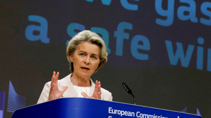Bà von der Leyen phát biểu trong một cuộc họp báo ở Brussels. Ảnh: Reuters.