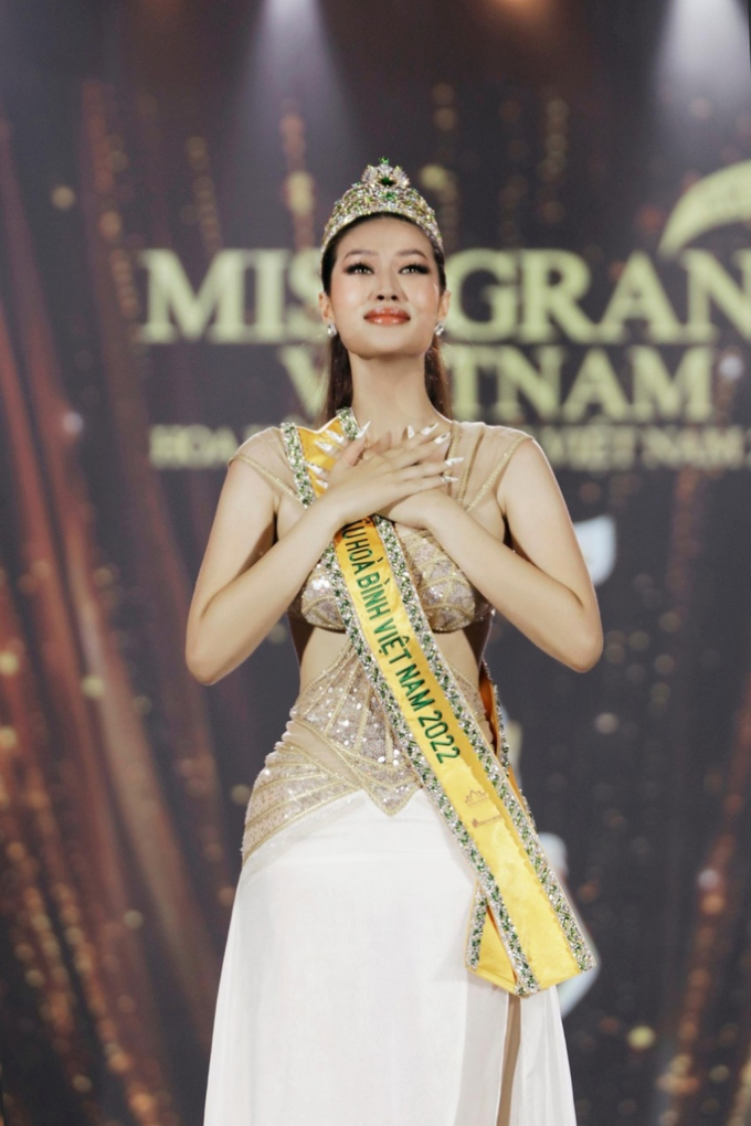   Đoàn Thiên Ân trở thành Hoa hậu Hòa bình Việt Nam (Miss Grand Vietnam 2022). Người đẹp sinh năm 2000 tại Long An, cao 1,75 m, số đo 3 vòng 88,5-66-98 cm. Ngoài ra, cô còn nhận giải thưởng phụ Thí sinh thuyết trình về hòa bình hay nhất.   