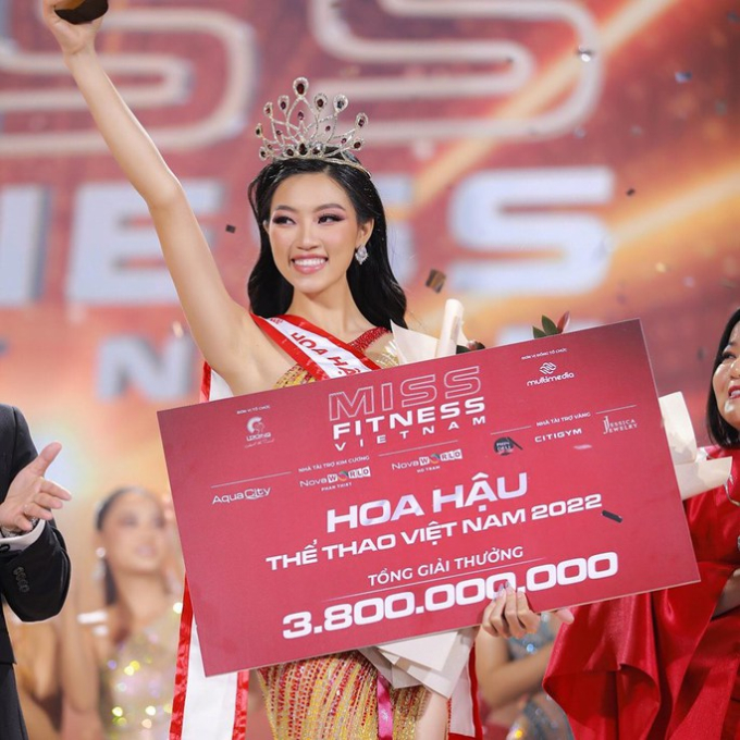 Đoàn Thu Thủy đăng quang Hoa hậu Thể thao Việt Nam. Người đẹp sinh năm 1995, quê Phú Thọ, cao 1,73 m, số đo hình thể 83-63-94 cm.