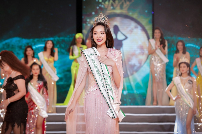 Phạm Kim Ngân (sinh năm 2004, quê Đồng Nai) giành ngôi vị Hoa hậu Hoàn cầu Việt Nam 2022. Cô năm nay 18 tuổi, là sinh viên năm nhất của Đại học RMIT.