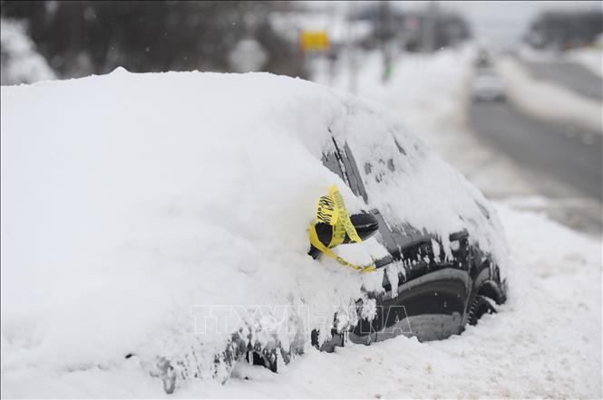 Tuyết phủ trắng xoá ở Boulevard, ngoại ô thành phố Buffalo, bang New York (Mỹ) ngày 26/12/2022. Ảnh: AFP/TTXVN