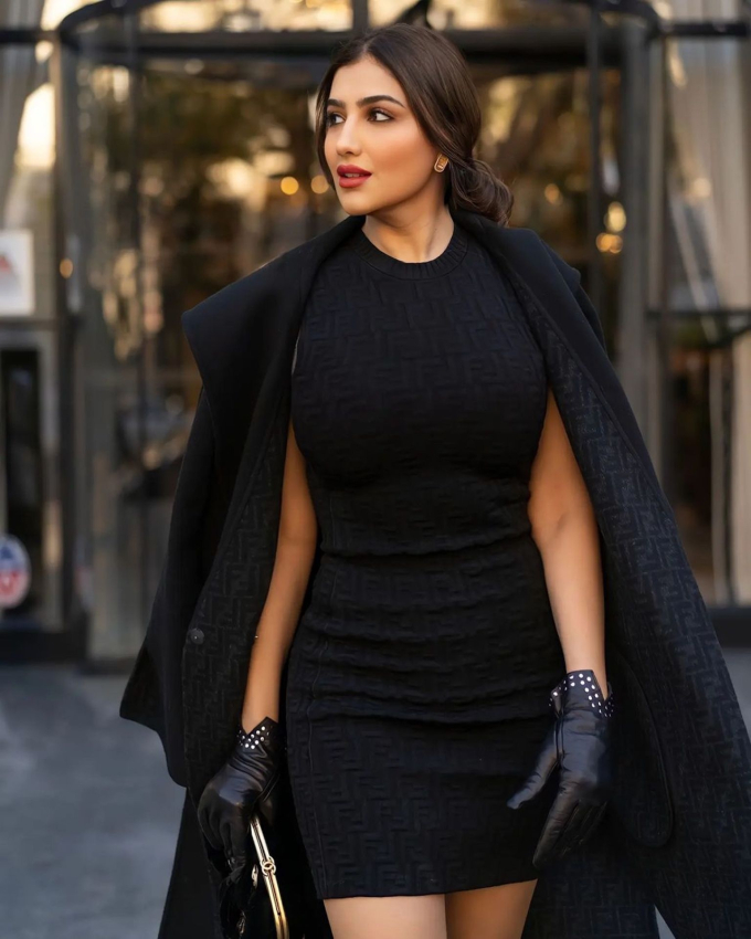   Nữ diễn viên - người mẫu Ai Cập Mai Omar lần đầu xuất hiện trong danh sách 100 gương mặt đẹp nhất thế giới của TC Candler với vị trí thứ 8. Cô là một trong những ngôi sao có sức ảnh hưởng nhất tại quê nhà với trang Instagram thu hút hơn 12,8 triệu người theo dõi.   