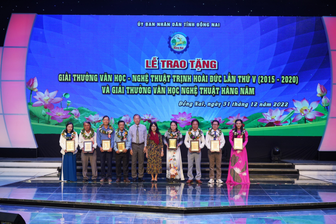 Phương Thảo nhận Giải thưởng Văn học - Nghệ thuật Trịnh Hoài Đức của tỉnh Đồng Nai vào năm 2022