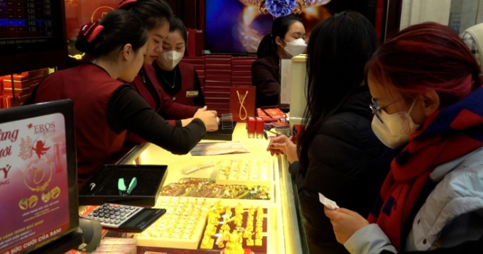   Đại diện cửa hàng Bảo Tín Minh Châu cho biết, đa số khách chọn vàng miếng loại 1 chỉ hoặc nhẫn trơn, cửa hàng cam kết đủ số lượng cung cấp cho khách trong ngày vía Thần Tài.  