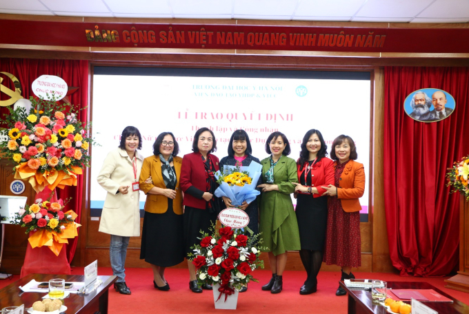 Lãnh đạo Hội Nữ trí thức Việt Nam chụp ảnh với Ban Chấp hành