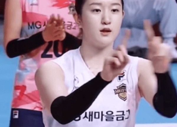   Mới đây, một đoạn clip đăng tải trên kênh MXH của KBS Sport - Hàn Quốc gây sốt khi có cảnh nữ vận động viên bóng chuyền Lee Da-hyeon ăn mừng bằng cách nhảy trên nền nhạc ca khúc See Tình của Hoàng Thùy Linh.  