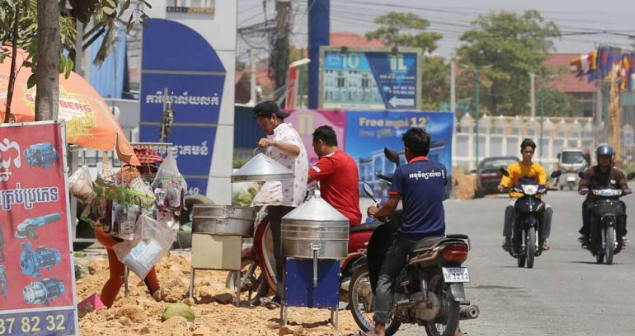 Người dân bán hàng tại ven đường Quốc lộ 3. Ảnh: Hean Rangsey/ Phnom Penh Post.