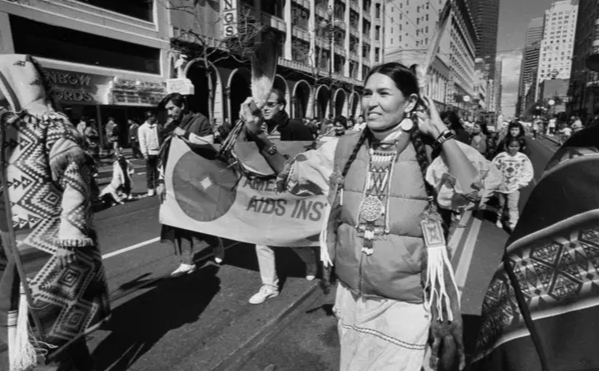 Littlefeather trong một cuộc vận động trên phố San Francisco. Ảnh: Kim Komenich/The LIFE Images Collection/Getty Images.