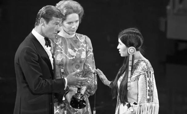 Sacheen Littlefeather từ chối giải thưởng danh giá của Marlon Brandon tại lễ Oscar năm 1973. Ảnh: Bettmann Archive/People.