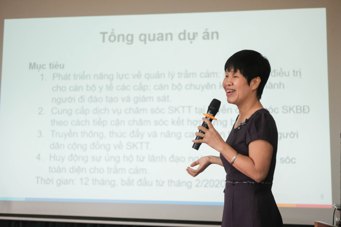 Bà Nguyễn Thanh Tâm giới thiệu về dự án trọng điểm “Tăng cường năng lực hệ thống y tế về chăm sóc dựa vào cộng đồng để quản lý trầm cảm có hiệu quả”