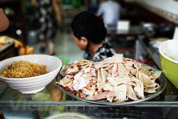 Bánh mỳ Phố Huế với kiểu nhân truyền thống gồm patê, thịt nguội, ruốc... (Ảnh: PV/Vietnam+)