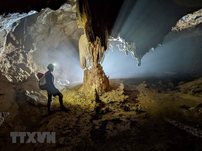 Đoàn thám hiểm của Hiệp hội Hang động Hoàng Gia Anh (BCRA) vừa khảo sát vùng núi đá vôi trên địa bàn xã Lâm Hóa (Quảng Bình) và phát hiện hệ thống hang động còn nguyên sơ dài hơn 3,3km. (Ảnh: TTXVN phát)