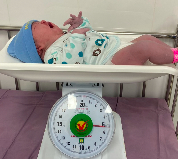 Quảng Ninh: Bé gái nặng 5,3kg chào đời